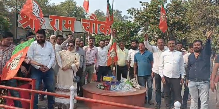 बड़वानी:- महाराष्ट्र विधानसभा चुनाव में भाजपा की हुई शानदार जीत पर भाजपा कार्यकर्ताओं ने बड़वानी के श्रीराम चौक पर जमकर आतिशबाजी कर तथा जलेबी से एक दूसरे का मुंह मीठा करवा कर जश्न मनाया।