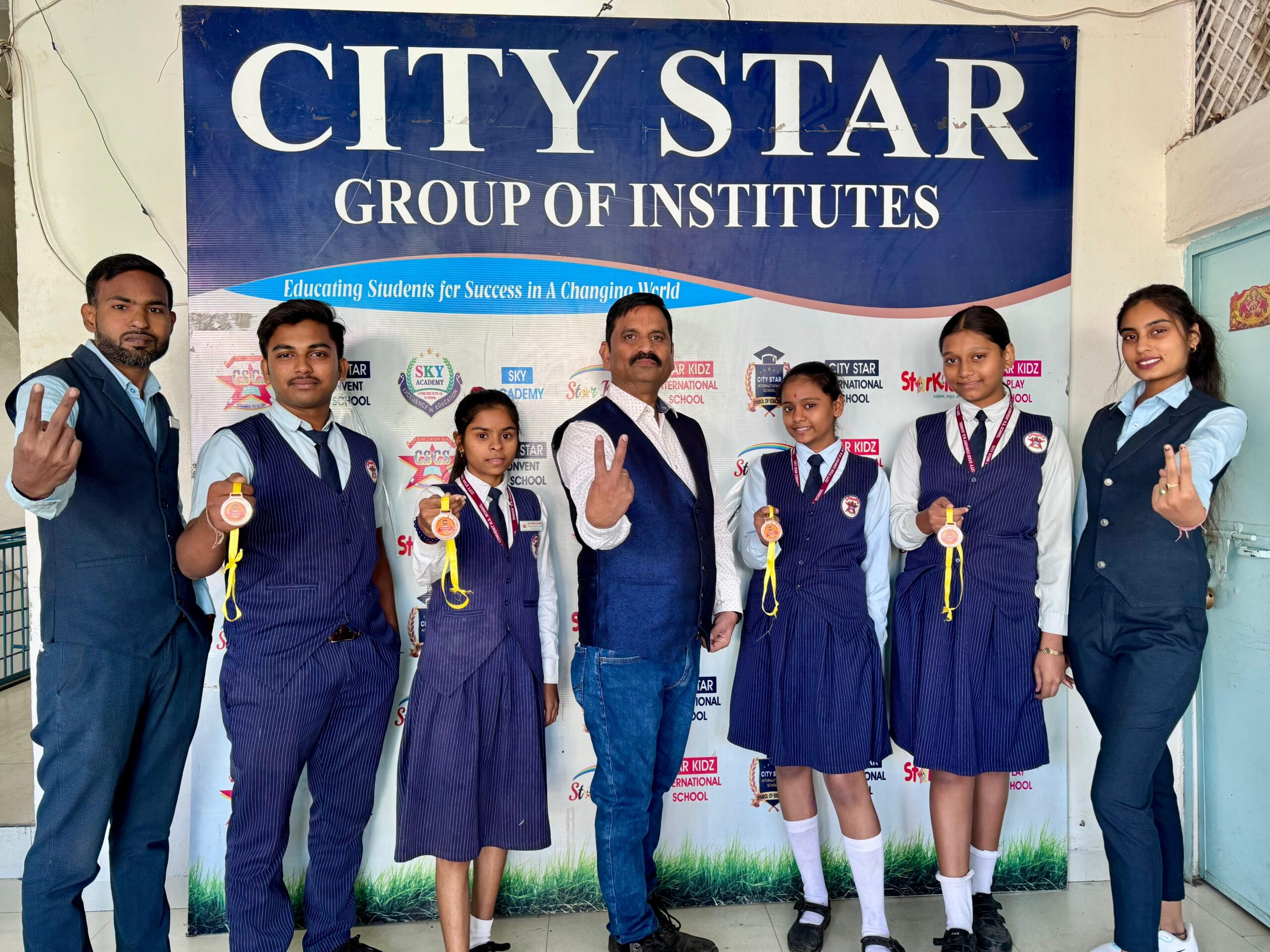 इंदौर इंटरनेशनल रोबोटिक्स चैंपियनशिप में सिटी स्टार कान्वेंट हायर सेकेंडरी स्कूल ने राज्य स्तरीय अवार्ड सिल्वर और ब्रोंज मैडल जीते