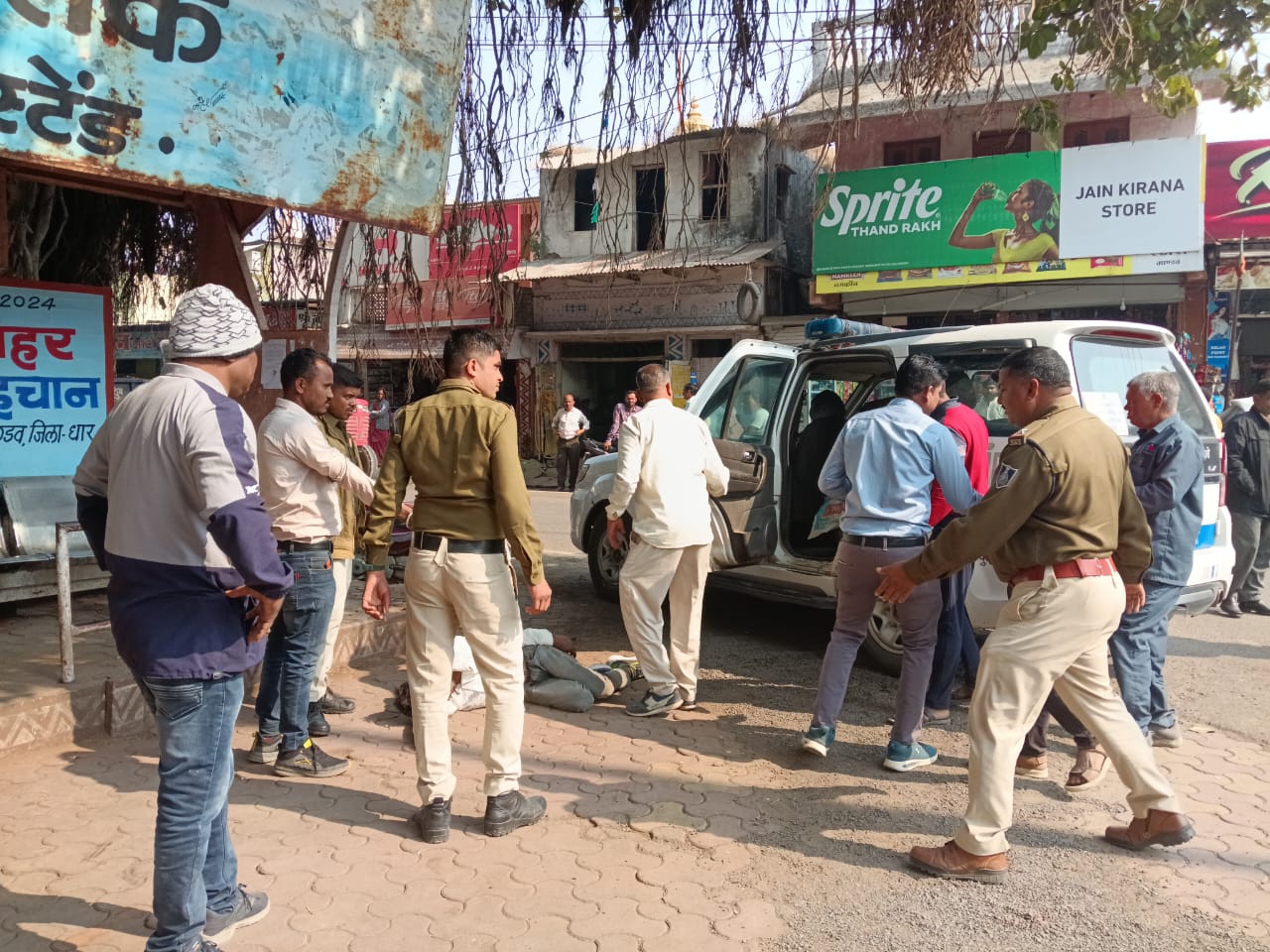 पर्यटक नगरी मांडव में दिन दहाड़े युवक नीलेश  18 वर्ष की  मांडू के चौराहे पर हत्या पूरे मांडव में सनसनी पुलिस मौके पर पहुंची