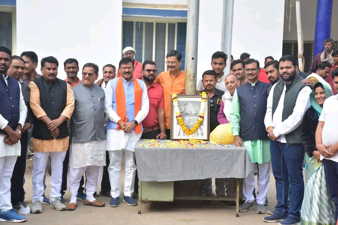बड़वानी:- भारत रत्न से अलंकृत व पूर्व प्रधानमंत्री स्व. अटल बिहारी वाजपेयी की 100 वी जयंती भारतीय जनता पार्टी ने जिलेभर में सुशासन के रूप में मनाई