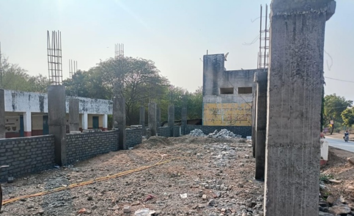 प्रतापगढ़ जिले मुख्यालय से दूर ग्राम पंचायत थड़ा में पीएम श्री योजना के तहत स्कूल भवन निर्माण में ठेकेदार द्वारा गुणवत्ता नहीं बरतने पर ग्रामीणों ने विरोध करते हुए कार्य रुकवाया कार्य