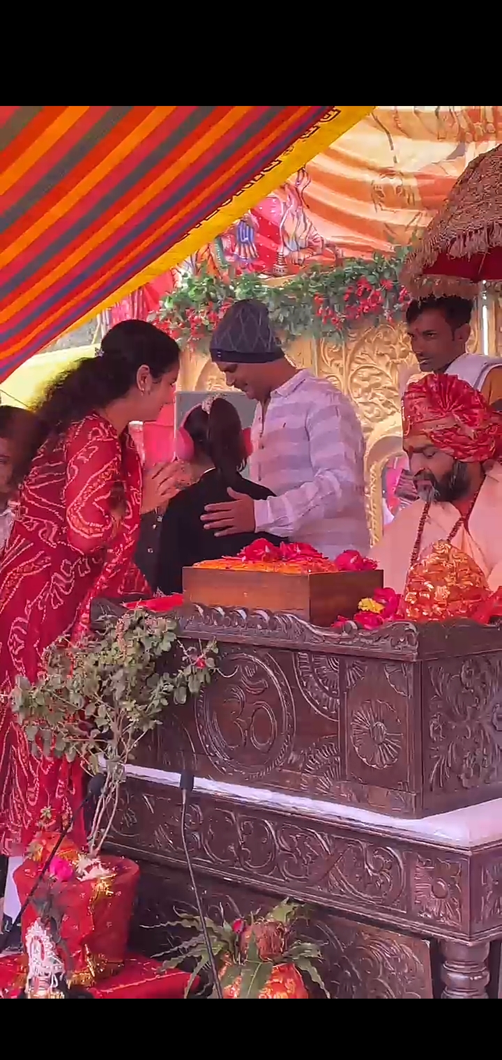 डग कस्बे के श्री राम जानकी कुण्ड के मंदिर प्रांगण चल रही नो दिवसीय श्रीमद दैवीय भागवत कथा में उत्तम स्वामी ने कहा कथा से जीवन की सारी व्यथा दूर होती है