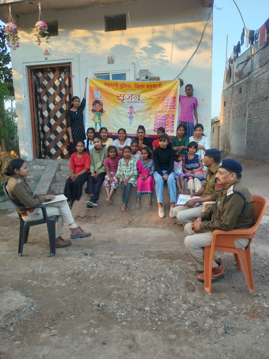 नववर्ष के प्रथम दिन पुलिस अधीक्षक के निर्देश से सर्जन अभियान के अंतर्गत गाय बेडे अंजड़  में पुलिस ने  शिविर लगाकर महिलाओ को  जागरूक किया