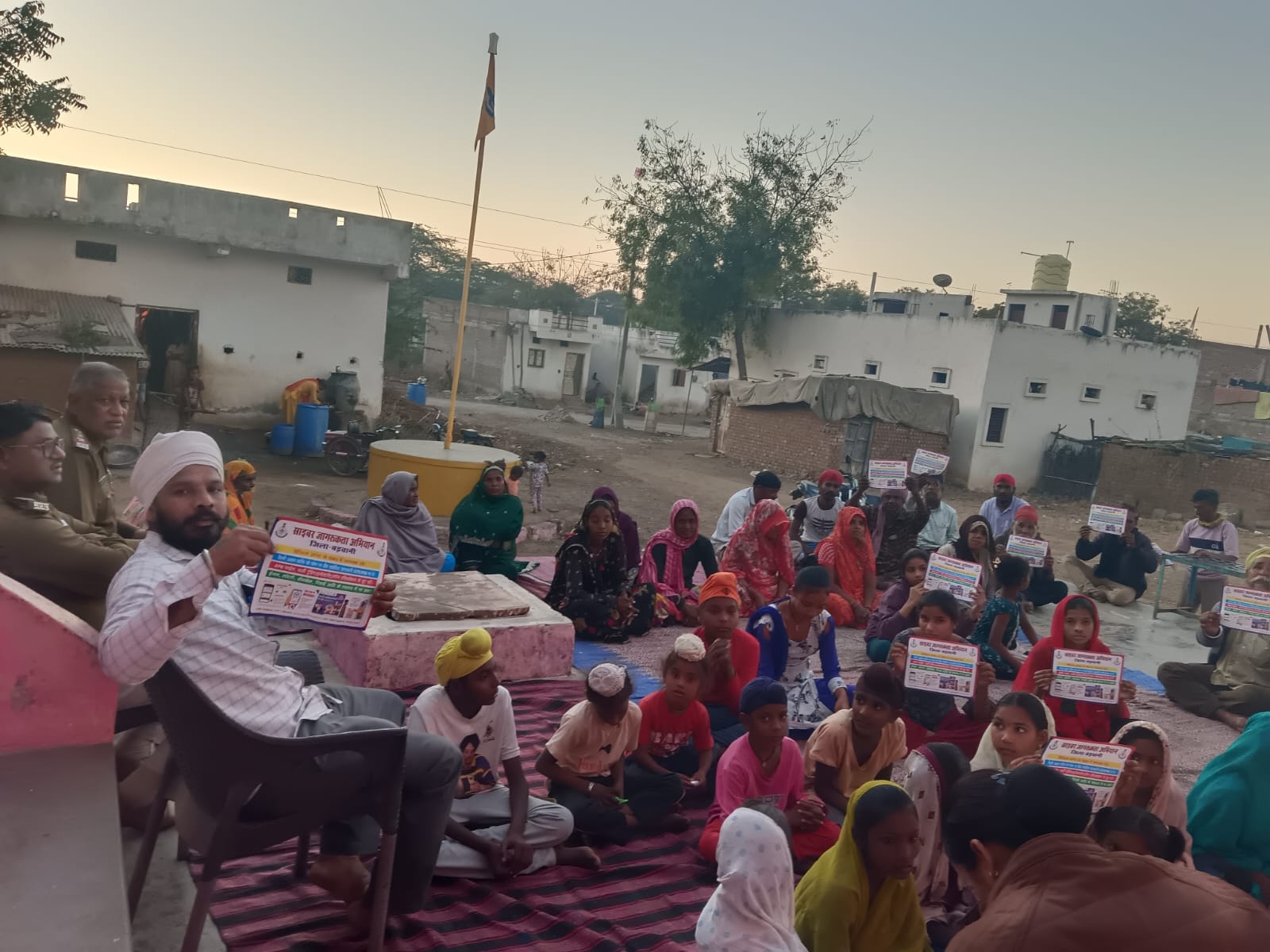 सृजन अभियान" के तहत थाना अंजड पुलिस टीम ने नवलपुरा  मोहल्लो की बस्तियों में जाकर बालिकाओं से संवाद कर कानून की जानकारी दी