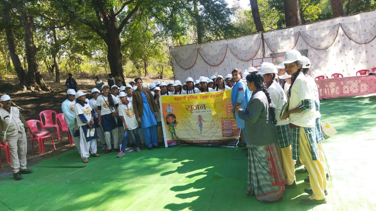 पानसेमल हम कोमल हैं पर कमजोर नहीं- हम स्वर्णिम भारत के निर्माता है सर्जन अभियान से समाज मे अपराधों पर अंकुश लगेगा महिला आरक्षक मेवका बडोले ने कहा