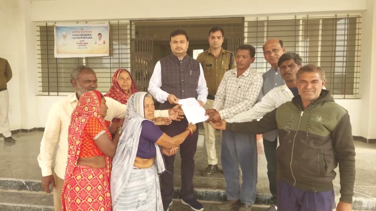 मनावर ग्राम वायल के पंच गणों ने सरपंच गजानंद  मुवेल के खिलाफ अविश्वास प्रस्ताव पेश किया