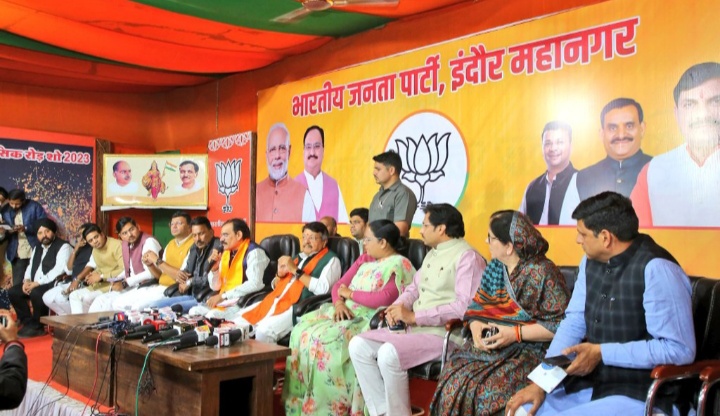 हमारी सरकार ने पीथमपुर मामले में संज्ञान लिया है हम जनभावनाओं का आदर करते हुए माननीय उच्च न्यायालय के समक्ष समस्त परिस्थितियों एवं व्यावहारिक कठिनाइयों से अवगत कराएंगे सरकार जनता जनार्दन के साथ खड़ी है