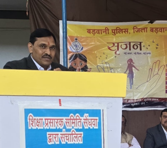 थाना सेंधवा शहर पुलिस ने स्वामी विवेकानंद महाविद्यालय और नेहरू बाल स्मृति विद्यालय सेंधवा  सृजन अभियान  में पुलिस अधीक्षक श्री डाबर ने कहा पुलिस अछे समाज के निर्माण एव अपराधों पे अंकुश लगाने के लिए  त्त्तपर है