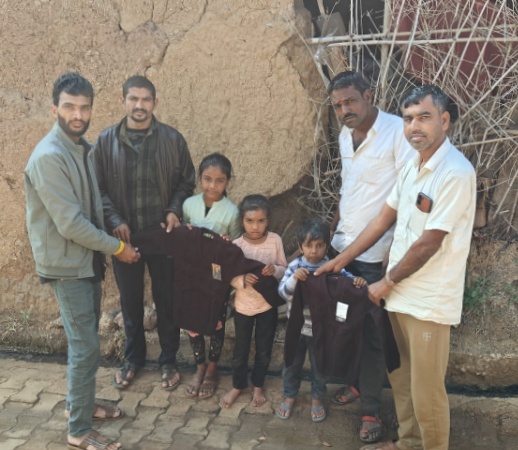 झालावाड़ जिले डग कस्बे मे युवा संसद सामाजिक सेवा संकल्प अभियान के तहत गरीब बच्चों को स्वेटर बाटे  गए