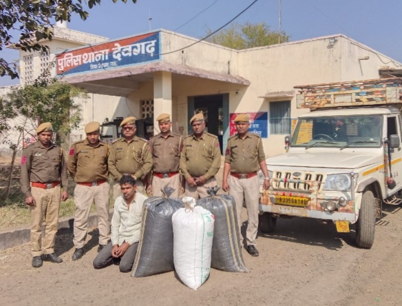 थाना देवगढ़ ने बोलरो पिकअप मे स्कीम बनाकर डोडाचूरा परिवहन करते हुये 01 अभियुक्त अरविंद लबाना को किया गिरफ्तार पिकअप को किया जब्त