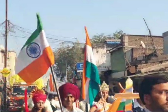 मनावर लायंस हायर सेकेंडरी स्कूल प्रिंसिपल उल्टे राष्ट्रीय ध्वज के साथ गांधी चौराहे पर फ़ोटो शूट करवाते हुवे नज़र आए जनता ने स्कूल कें खिलाफ राष्ट्रीय ध्वज के अपमान का केस दर्ज करने की मांग की