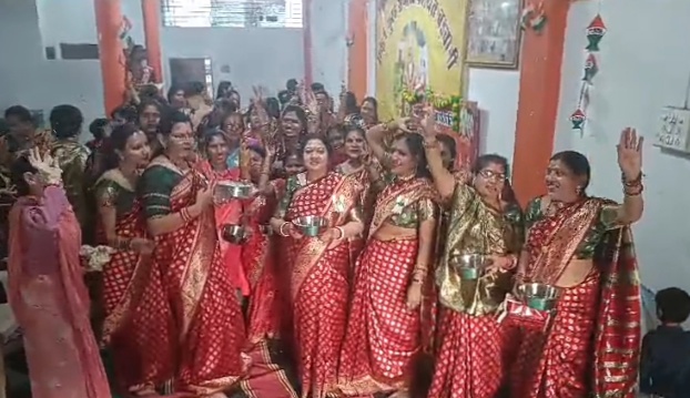 बड़वानी गुरव समाज महिला मंडल द्वारा आज 76 वे गणतंत्र दिवस पर  हल्दी कंकू का कार्यक्रम गुरव समाज धर्म शाला में कियागया दी बधाई