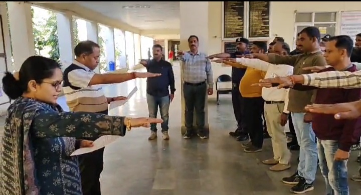 प्रतापगढ़ कुष्ठ जागरूकता अभियान रथ को कलेक्टर ने दिखाई हरी झंडी कुष्ठ रोगियों की सेवा और सहायता की शपथ दिलाई