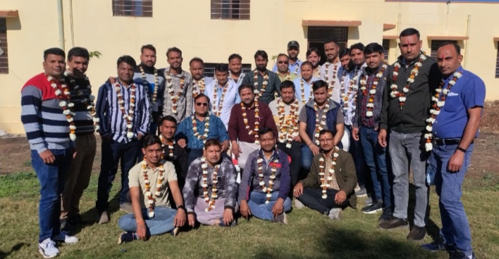 डग नवनियुक्त नर्सिंग अधिकारियो माल्यार्पण कर स्वागत किया ।