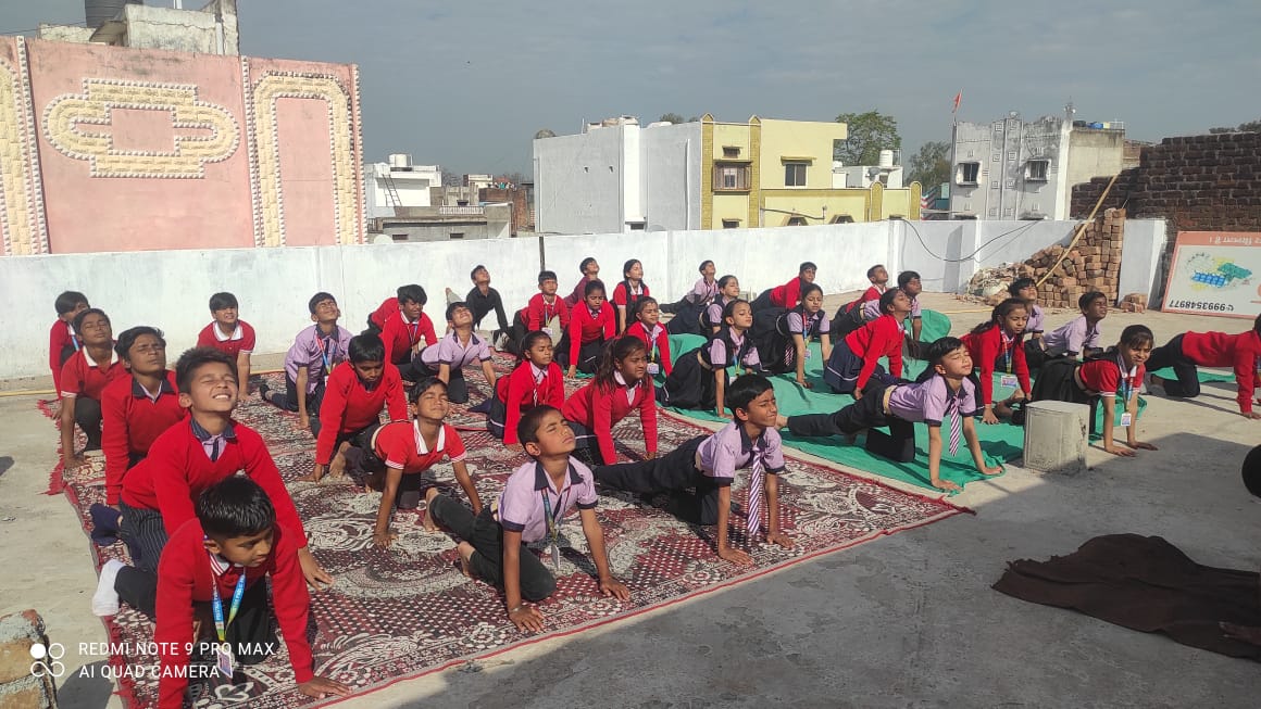 डग राज्य सरकार के निर्देशानुसार प्रेस्टीज विद्यालय में छात्र छात्राओं को सूर्य नमस्कार कराया गया