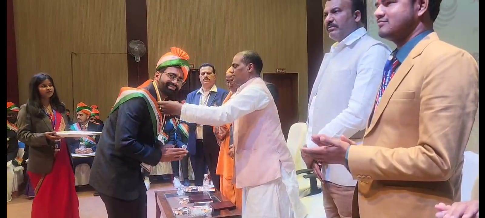 बड़वानी राष्ट्रीय प्रेरणादूत पुरस्कार से सम्मानित हुवे रवि गंगराड़े