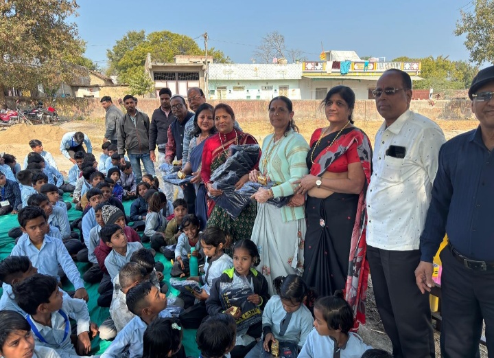 राजकीय स्कूल में स्वेटर वितरण का हुआ आयोजन:सर्दी से बचाव के लिए बच्चों को बांटे स्वेटर, कक्षा 1 से 5 तक के बच्चों के खिले चेहरे