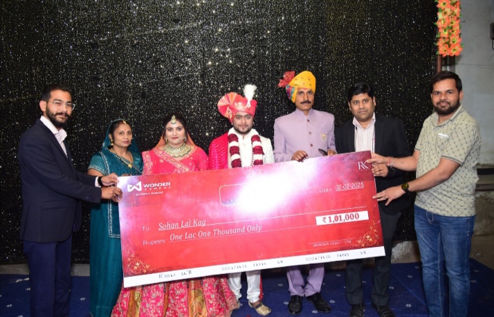 मनावर वंडर सिमेन्ट कंपनी द्वारा  कन्यादान योजना के अंतर्गत रिटेलर डिलर की बेटी लक्ष्मी  को कन्या दान मैं एकलाख एक हजार रुपए का चैक भेट किया गया