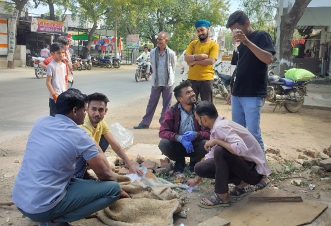 मनावर तहसील के ग्राम सिंघाना के कुछ युवाओ ने आज फिर एक बेजुबान श्वान (कुत्ता) की जान बचाई  नगर में होर रही तारीफ़