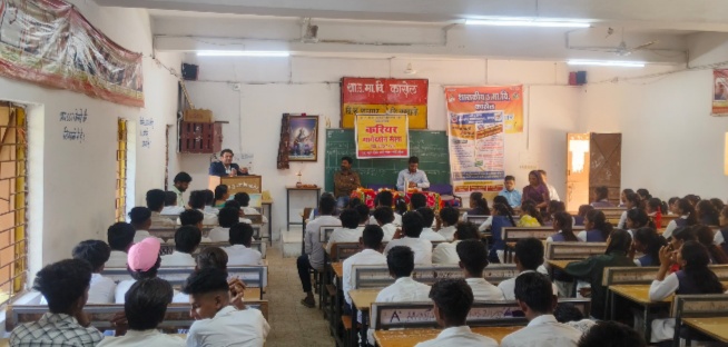 माध्यमिक विद्यालय कासेल में करियर काउंसलिंग एवं मार्गदर्शन कार्यक्रम आयोजित हुआ कार्यक्रम को डा सुरेश काग एवं प्रोफेसर रोहित राठौड़ ने बच्चो को दिया मार्गदर्शन