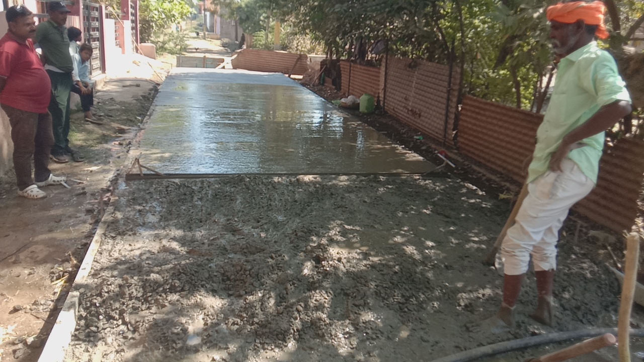 अंजड़ तहसील के ग्राम मोहीपुरा पंचायत  में बन रहे सीसी रोड के निर्माण कार्य में जनपद उपाध्यक्ष नारायण मंडलोई ने ग्रामीण जनों के साथ लगाया भ्रष्टाचार का आरोप