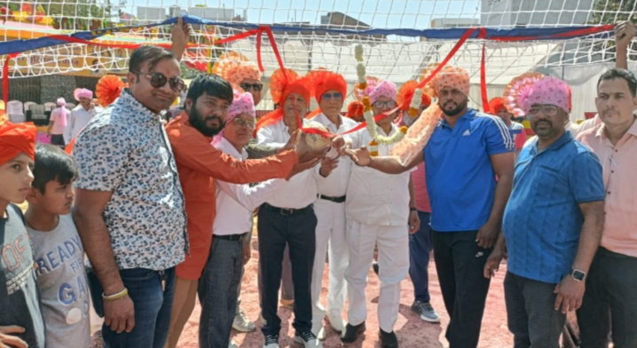 अंजड:- यूथ शूटिंगबॉल क्लब अंजड के तत्वावधान में दो दिवसीय अखिल भारतीय शूटिंगबॉल स्पर्धा का रंगारंग शुभारम्भ शनिवार 22 फरवरी को स्थानीय नगर परिषद प्रांगण में दोपहर 12 बजे सम्पन्न हुआ।