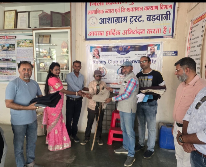 रोटरी क्लब ऑफ बड़वानी सिटी ने मनाया रोटरी का 122 वा स्थापना दिवस  आषाग्राम में बांटे वस्त्र