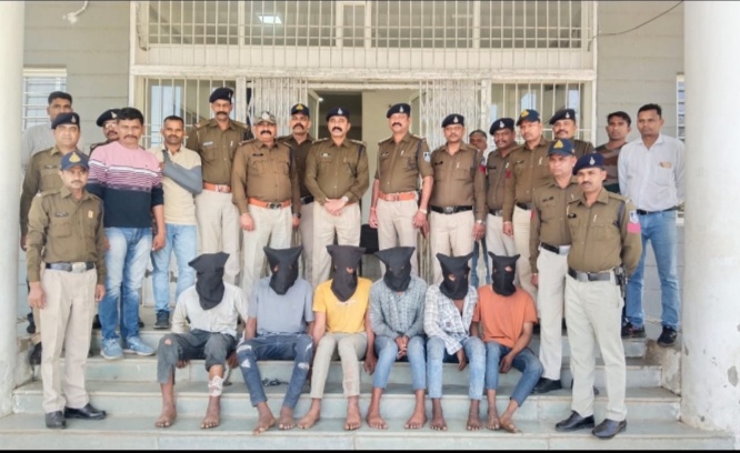 पुलिस थाना बाग द्वारा 07 दिन पूर्व बाग में व्यापारी के घर हुई डकैती, पीथमपुर में तुफान गाडी चोरी व थाना मनावर में कपास से भरी हुई आयसर चोरी की घटना को अंजाम देने वाले 6आरोपी यो को नर्मदा  पेट्रोल पंप पर डकैती योजना बनाते हुवे पकड़ा