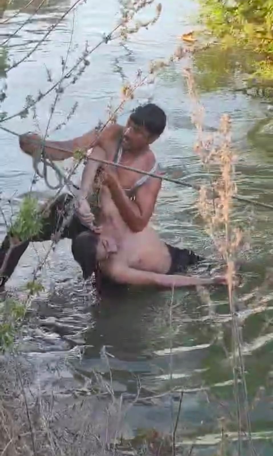 मनावर सिंथाना पुलिस चौकी अंतर्गत, अजंदी रोड़ पर, ओंकारेश्वर परियोजना नहर में, गुरुवार को एक दुखद घटना घटी, जिसमें दो बच्चों की नहर में डूबने से मौत हो गई गांव में पसरा मातम