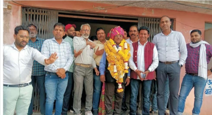 नालछा जनपद पंचायत के अंतर्गत कार्यरत लेखपाल श्री चैनसिह काहिर की सेवानिवृति पर कर्मचारियों द्वारा सम्मान समारोह आयोजित कर  शाल श्रीफल भेंट कर दी बिदाई