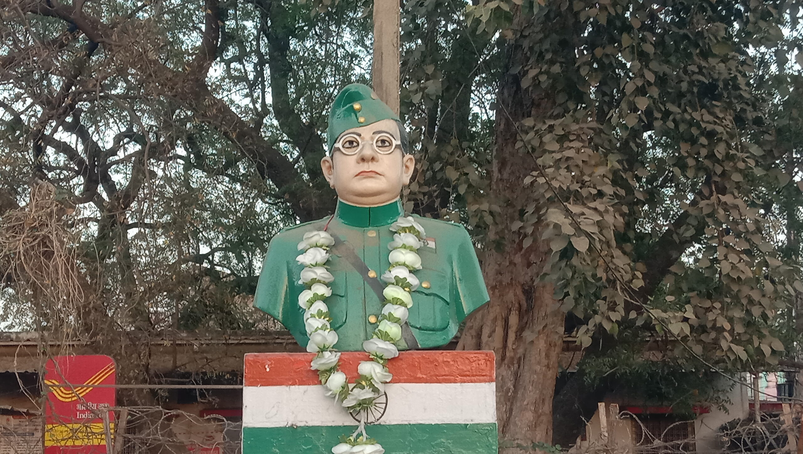 अंजड़ बेस्टेंट पर स्थापित सुभाष चंद्र बोस प्रतिमा स्थल  दुर्दशा का शिकार गंदगी अतिक्रमण आवारा पशुओं का कब्जा जवाबदार नगर परिषद ने अपनी आंखे फेरी