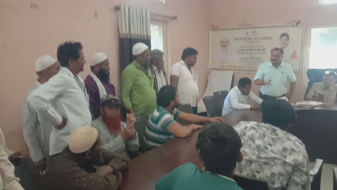 अंजड़ आगामी त्यौहारों को देखते हुए नगरी प्रशासन राजस्व विभाग एवं पुलिस विभाग ने मांस विक्रेताओं की बैठक ली नए स्लाइडर हाउस बनाने पर सहमति बनी