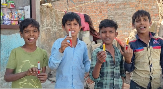 प्रतापगढ़ शहर में कई बड़े पैमाने पर गोदाम पर मिल जाएगी एक्सपायर डेट सामग्री कई दुकानों पर भी बिक रहा है खुले आम जहर बच्चों को बनाया जा रहा निशाना अधिकारी है मोन