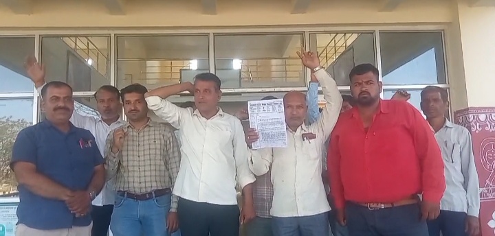 राजस्थान के पंचायत शिक्षकों ने नियमितीकरण के लिए अपर कलेक्टर को CM के नाम  सौंपा ज्ञापन, 23 हजार से ज्यादा शिक्षक प्रभावित