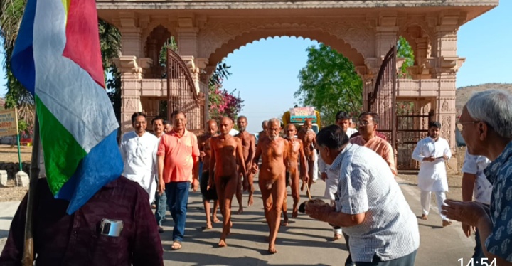 दिगम्बर जैन मुनि संघ का बावनगजा सिद्ध क्षेत्र पर हुआ मंगल प्रवेश ट्रस्ट कमेटी ने पाद प्रक्षालन कर की मंगल आगवानी