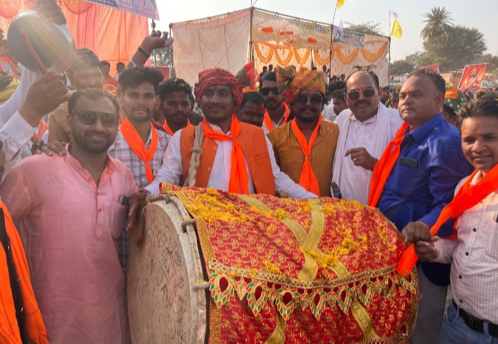 रंगों के पावन मेले में छाई उल्लास की मस्ती लोक संस्कृति के मेले में , उमड़े हजारों लोग, ढोल मांदल कि थाप पर जमकर किया भगोरिया नृत्य 50 से अधिक नृत्य दल पहुंचे मेले में विभिन्न मंचों से हुआ स्वागत लोगों ने की मेले में जमकर की खरीदारी