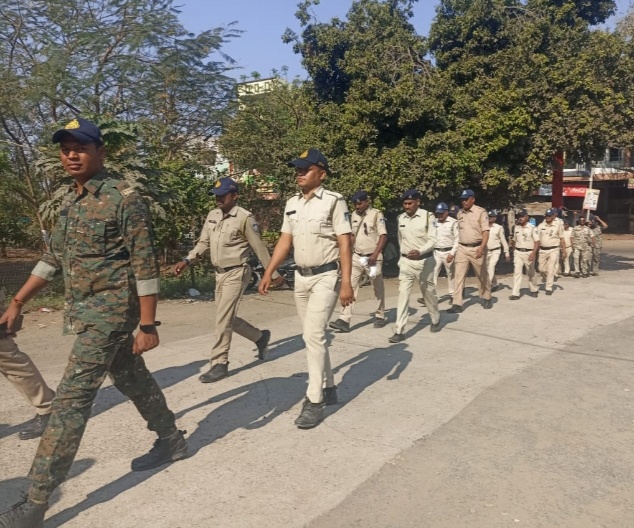 नालछाविकासखंड मुख्यालय पर होली दहन के पूर्व पुलिस नै नीकाला फ्लैग मार्च
