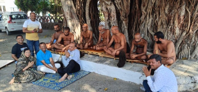 बड़वानी बावनगजा सिद्ध क्षेत्र में मुनि श्री प्रशम सागर जी ससंघ का बावनगजा सिद्ध क्षेत्र में हुआ मंगल प्रवेश पूर्व विराजित संतो से हुआ मिलन ,किए मंदिरों के दर्शन