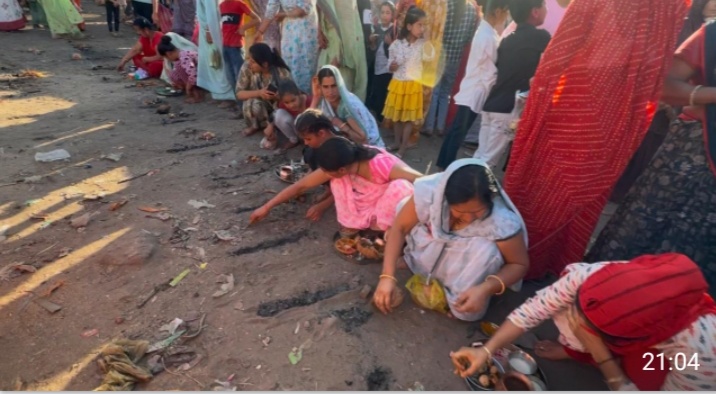 बगड़ी होली पर्व पर लगा गल चूल का मेला महिलाए अंगारों पर चली चूल तो पुरुष वर्ग 40 फीट हवा में गल घूमे बैलगाड़ी खींचने के साथ हुआ मेले का समापन