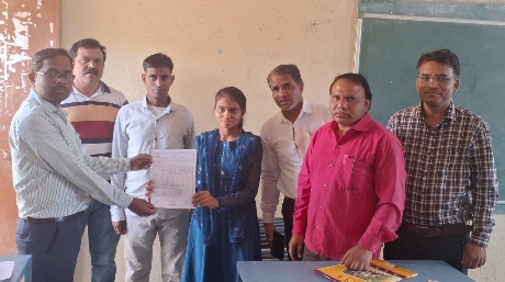 सी एम राइस विद्यालय नालछा की छात्रा कुमारी कुसुम पिता जितेंद्र परमार ने 86% अंक प्राप्त कर विकासखंड मैं रही टॉपर प्राचार्य ने दी बधाई