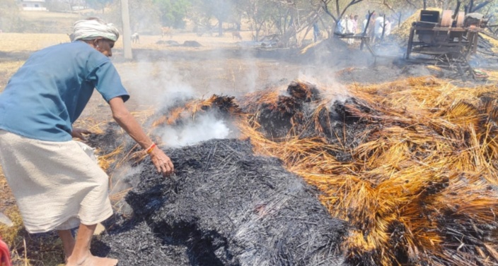 मांडव नगर पंचायत के अंतर्गत वार्ड क्रमांक 12जामनिया में आज दोपहर किसान धन्ना पिता बुधिया मोहन सिह मुकेश पिता धन्ना के गेहूं खेत में आंग लगने से लाखों का नुकसान