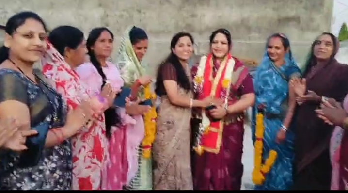 बड़वानी/सैंधवा:- भारतीय जनता पार्टी महिला मोर्चा मंडल सैंधवा के तत्वावधान में शुक्रवार देर शाम में होली मिलन समारोह आयोजित किया गया रंग गुलाल फूलों से खेली होली