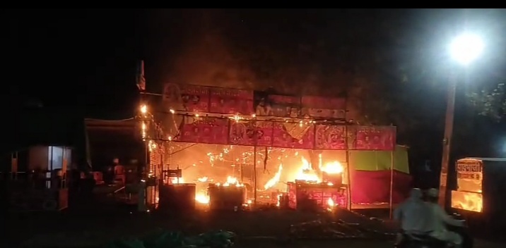 प्रताप गढ़ रात्रि में गस्त कर रहे पुलिस कर्मीयो ने नगर परिषद फायर ब्रिगेड को दी सुचना व मौके पर आकर फायर  ब्रिगेड के कर्मचारी संग्राम सिंह ने आग पर पाया काबू