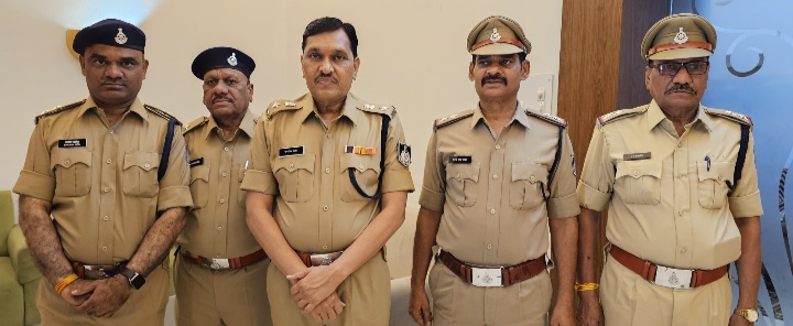 बड़वानी 04 सहायक उप निरीक्षक कार्यवाहक उप निरीक्षक के पद पर हुए पदौन्नत पुलिस अधीक्षक श्री जगदीश डावर ने स्टार लगाकर पदोन्नत अधिकारियों को दी बधाई