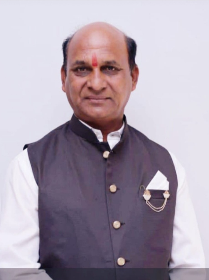 मनावर। जनपद पंचायत मनावर के अंतर्गत ग्राम पंचायत वायल में पंचो द्वारा एक मत होकर उपसरपंच पद पर वरिष्ठ पत्रकार दिनेश पटेल को सर्वसम्मति से मनोनीत किया गया।