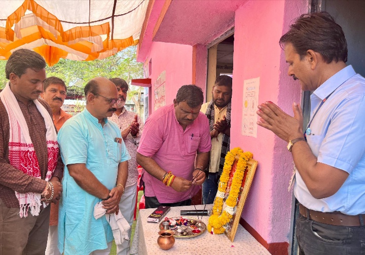 नालछा माध्यमिक विद्यालय काकदीपुरा में धरमपुरी विधायक कालू सिंह ठाकुर ने बच्चों को तिलक लगाकर एवं पुस्तक वितरण कर विद्यालय में प्रवेश दिलवाया