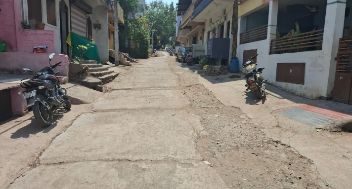 नालछा ग्राम पंचायत में हायर सेकंडरी स्कूल तक सीसी रोड हुआ क्षतिग्रस्त आम जनता को हो रही है परेशानी जनप्रतिनिधियों ने फेरा मुंह साधा मोन किसको सुनाए जनता अपनी पीड़ा राशिं स्वीकृति के बाद भी नहीं बनी रोड़ 