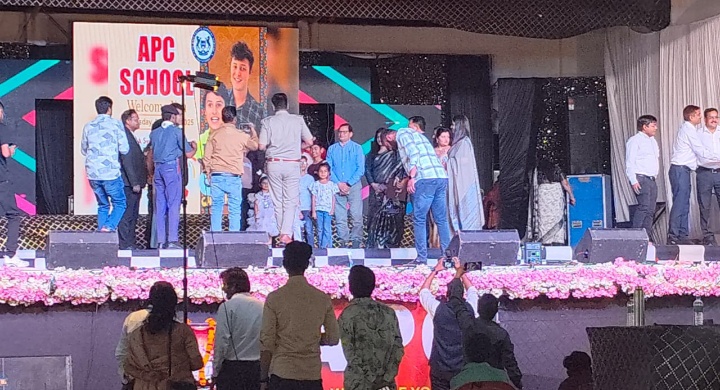 प्रतापगढ़ शहर के APC विद्यालय में अध्यापक एवं कई सरकारी कर्मचारियों ने निजी विद्यालय को प्रमोट करने के लिए स्टेज पर लगाए बच्चों के साथ ठुमके प्रशासन ऐसे शिक्षकों पर करे  निलंबन की कड़ी कार्यवाही