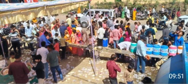 नालछा नवरात्र पर मां चौसठ योगिनी भक्त मंडल नालछा द्वारा 26 क्विंटल फरियाली खिचड़ी का भक्तों में  किया वितरण