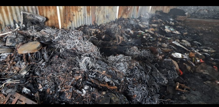 प्रताप गढ़  राजू जटिया के,  भंगार टीनशेड गोदाम में देर रात लगी अचानक आग , आंग लगने से लाखों रुपए का भंगार जलकर हुआ खाक